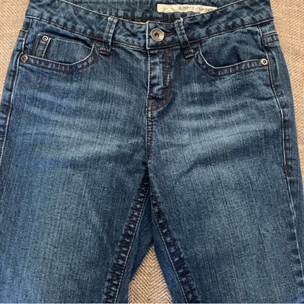 Excellent Preowned Condition DKNY Straight Leg Jeans Size 4. Very Cute